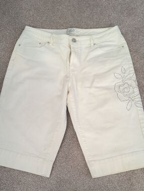 White House Black Market (Blanc)CreamOff White Floral Embroidered Bermuda Shorts